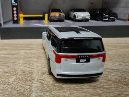Модель автомобиля Zeekr 009, 1:64, белый