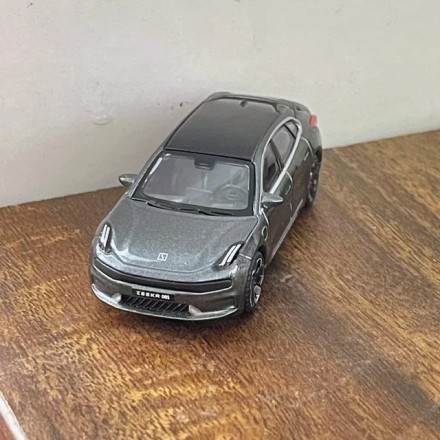 Модель автомобиля Zeekr 001, масштаб 1:18, серый